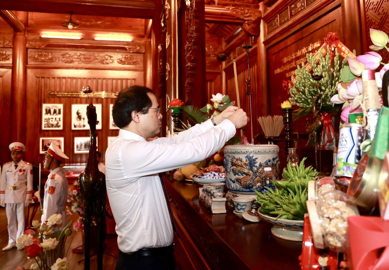 Lào Cai long trọng tổ chức lễ dâng hương tưởng niệm 135 năm ngày sinh Chủ tịch Hồ Chí Minh 2 Bí thư Tỉnh uỷ, Chủ tịch UBND tỉnh Trịnh Xuân Trường, dâng hương tưởng niệm Chủ tịch Hồ Chí Minh. (Ảnh Cổng TTĐT Tỉnh Lào Cai)