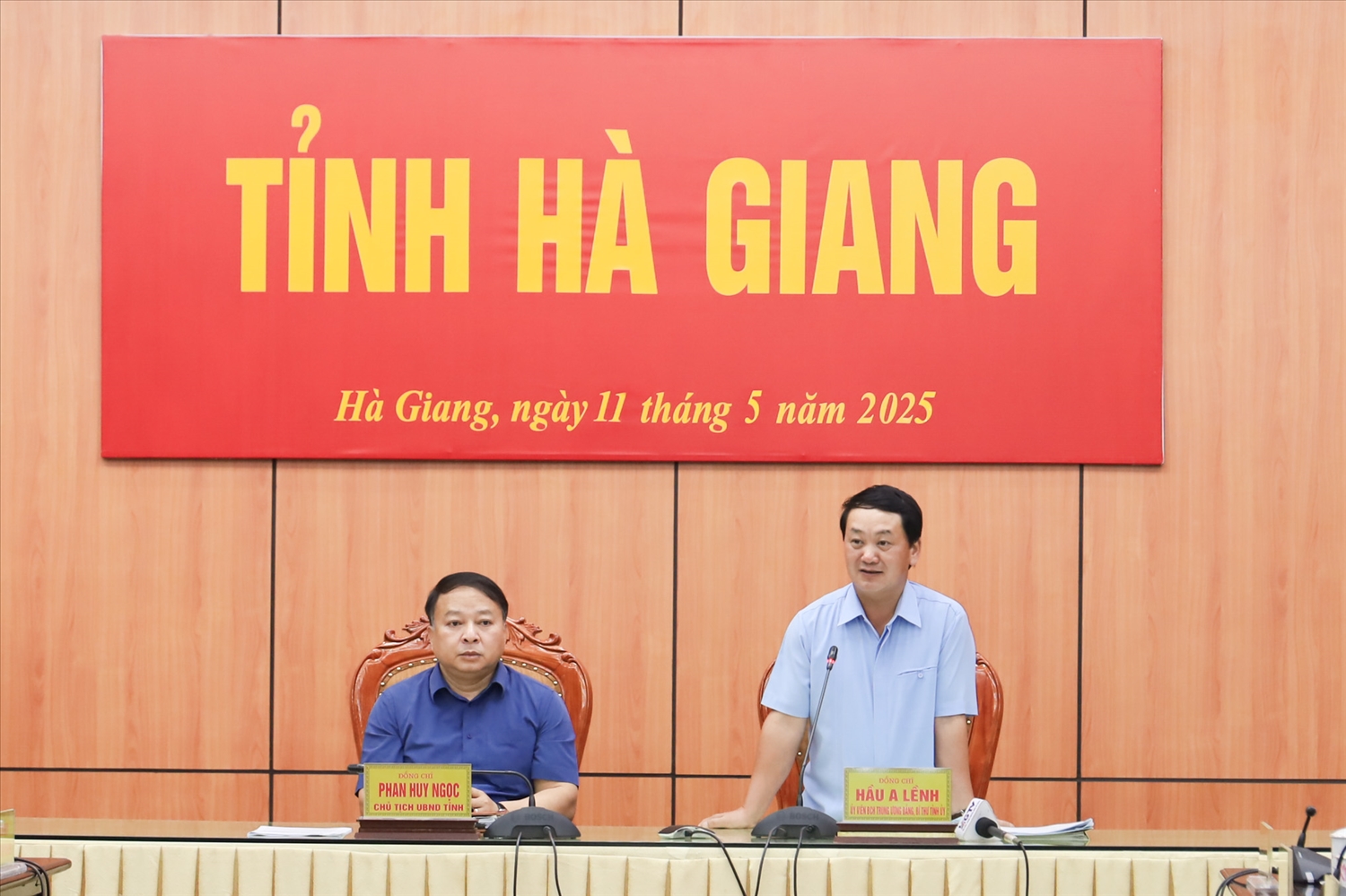 Hà Giang: Hoàn thành và đưa vào sử dụng gần 3.600 căn nhà trong Chương trình xóa nhà tạm, nhà dột nát 10 Bí thư Tỉnh ủy Hà Giang Hầu A Lềnh phát biểu chỉ đạo đối với các thành viên Ban Chỉ đạo triển khai xóa nhà tạm, nhà dột nát của tỉnh Hà Giang
