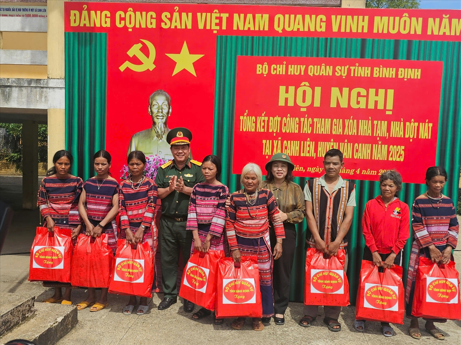 Bình Định: Bộ đội về làng giúp dân xóa nhà tạm, nhà dột nát 12 Bộ Chỉ huy Quân sự tỉnh tặng quà cho bà con xã Canh Liên