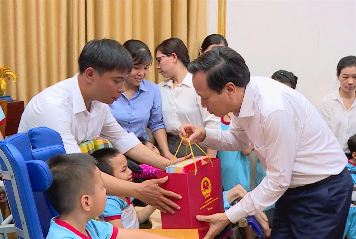 Bộ trưởng Bộ Dân tộc và Tôn giáo Đào Ngọc Dung thăm, tặng quà trẻ em khuyết tật 4 Bộ trưởng Bộ Dân tộc và Tôn giáo Đào Ngọc Dung tặng quà và thăm hỏi ân cần đến các em nhỏ tại Trung tâm (ảnh: Anh Vũ)