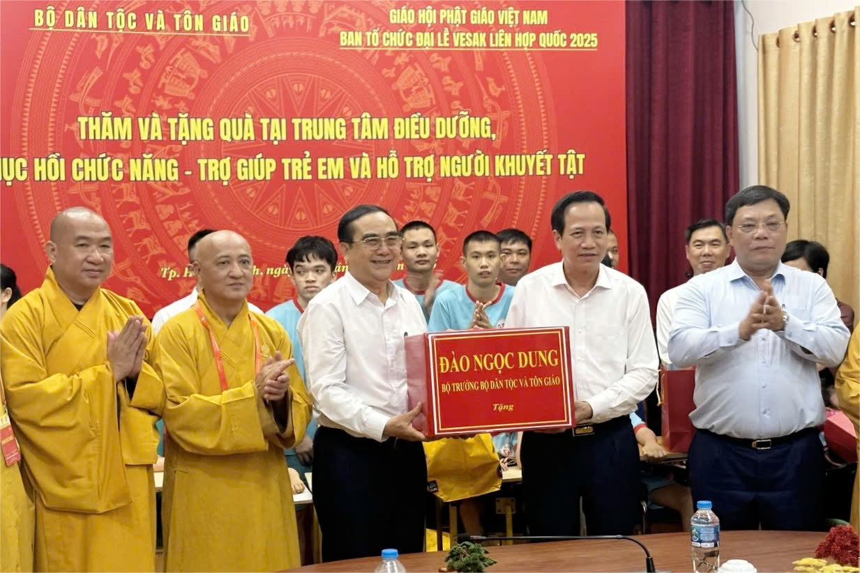 Bộ trưởng Bộ Dân tộc và Tôn giáo Đào Ngọc Dung thăm, tặng quà trẻ em khuyết tật 3 Bộ trưởng Bộ Dân tộc và Tôn giáo Đào Ngọc Dung trao phần quà ý nghĩa đến Trung tâm Điều dưỡng, Phục hồi chức năng - Trợ giúp trẻ em và Hỗ trợ người khuyết tật ở TP. Hồ Chí Minh (ảnh: Anh Vũ)