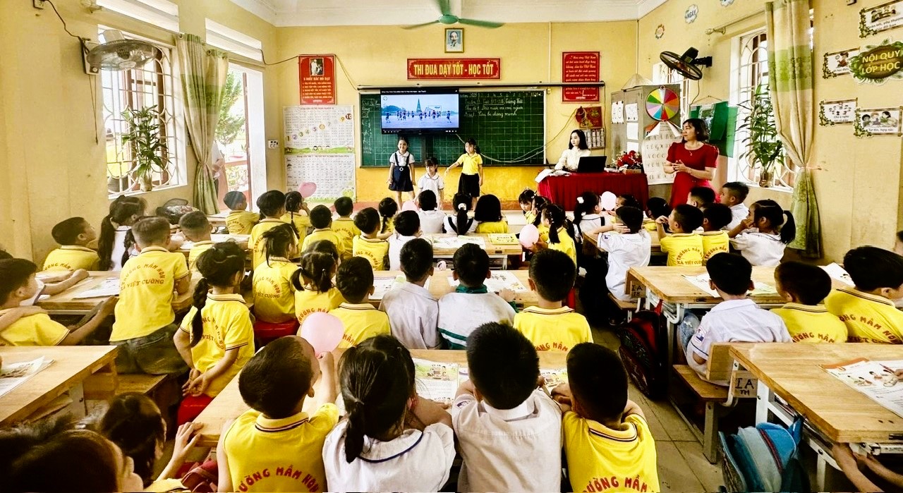 Cac be 5 tuoi Truong Mam non Viet Cuong voi hoat dong tham quan truong tieu hoc chuan bi hanh trang vao lop 1