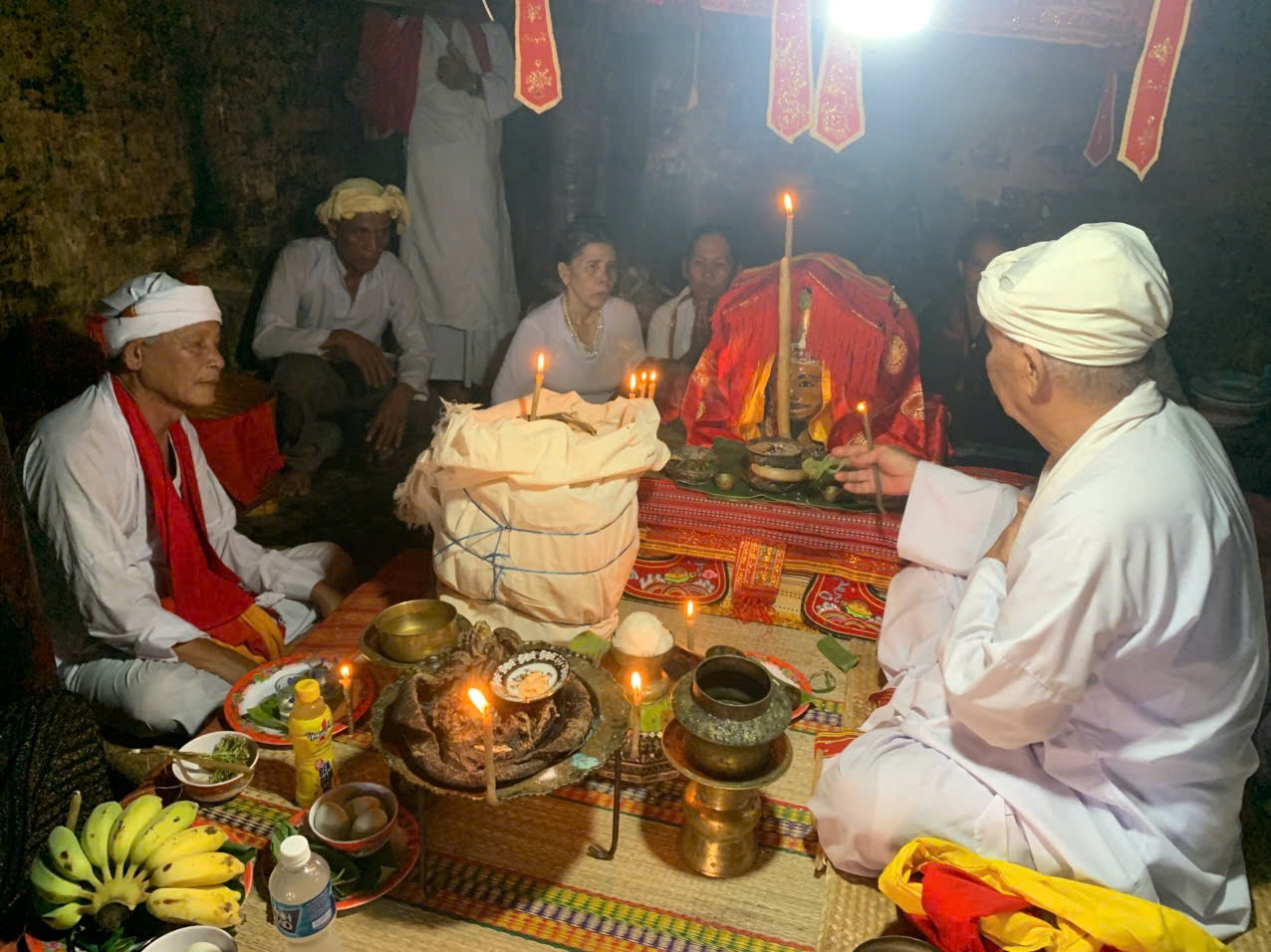 Lễ tế trâu trên đền tháp Po Klong Garai 2 Các chức sắc dâng lễ vật tộc họ Cuah trên đền tháp Po Klong Garai.