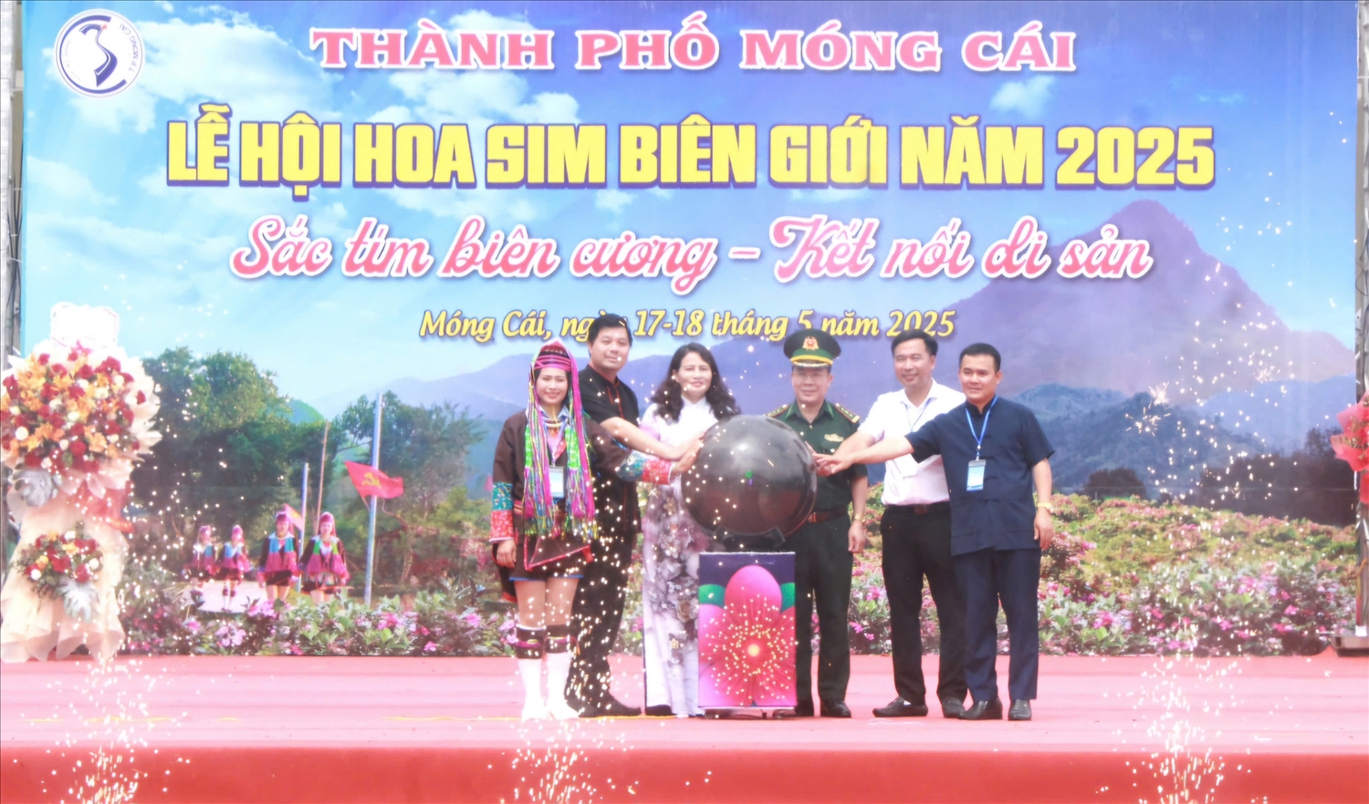 Cac dai bieu thuc hien nghi thuc nhan nut khai mac Le hoi Hoa sim nam 2025 4556