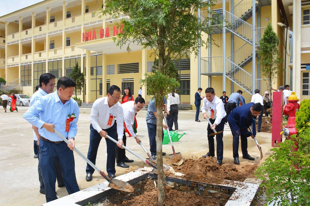 Tả Phìn (Sa Pa) được công nhận xã nông thôn mới nâng cao năm 2024. 10 Các đại biểu trồng cây tại trường Tiểu học Tả Phìn. (Ảnh Cổng TTĐT Tỉnh Lào Cai)