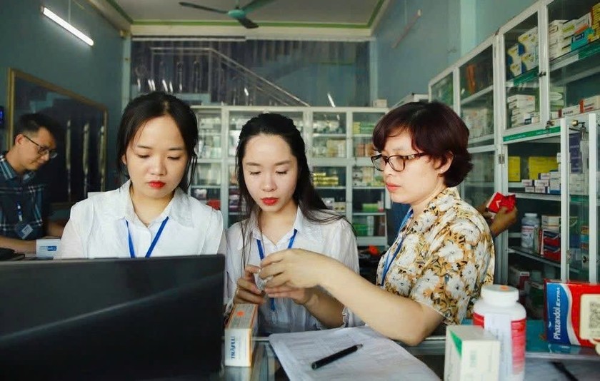 Lào Cai mạnh tay kiểm tra, xử phạt cơ sở kinh doanh thuốc và thực phẩm chức năng vi phạm 4 Các đoàn công tác tập trung kiểm tra các cơ sở kinh doanh thuốc và thực phẩm chức năng. (Ảnh Nguyễn Hải Báo Pháp Luật)