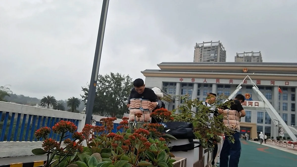 Vạch trần thủ đoạn buôn lậu thực phẩm đông lạnh qua cửa khẩu Lào Cai 5 Các đối tượng công khai cuốn xúc xích, lạp xưởng tại cầu cạn.