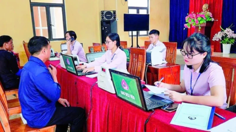 Tín dụng chính sách – Đòn bẩy giúp đồng bào dân tộc thiểu số Yên Bái thoát nghèo bền vững 3 Các hộ đồng bào dân tộc thiểu số giao dịch vay vốn tại Điểm giao dịch của Ngân hàng Chính sách xã hội tỉnh Yên Bái (ảnh CTTĐT tỉnh Yên Bái)