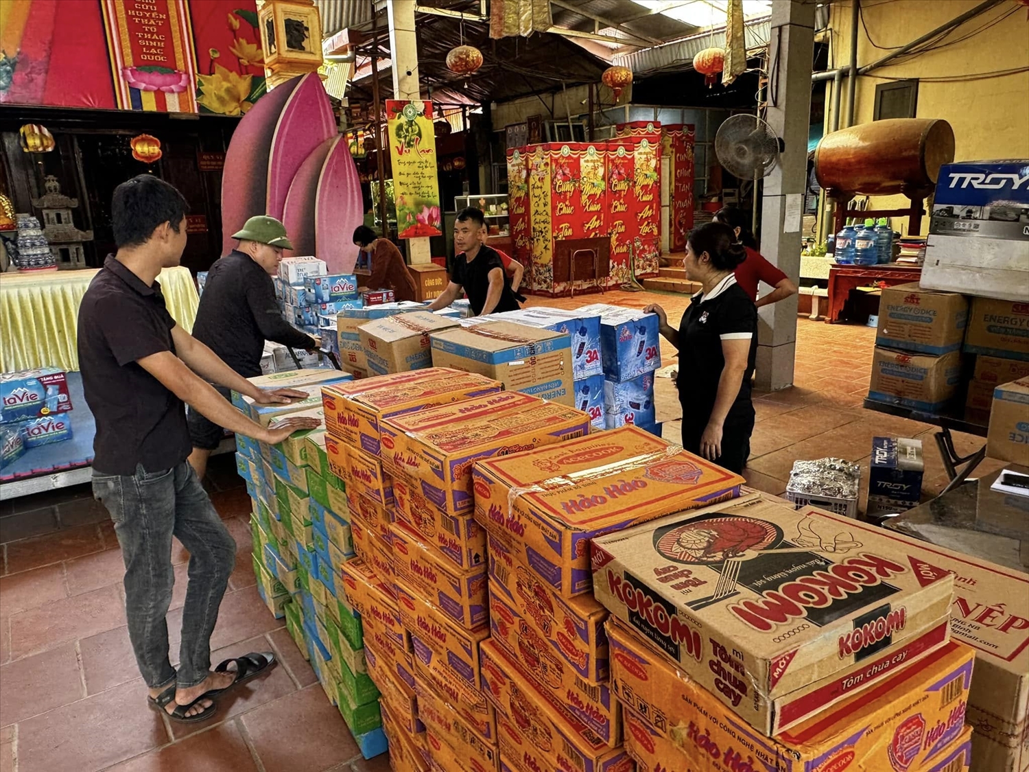 Giáo hội Phật giáo Việt Nam tỉnh Lào Cai đồng hành cùng sự phát triển của địa phương 5 Các phật tử chuẩn bị đồ nhu yếu phẩm chuyển tới bà con vùng lũ Lào Cai tháng 9/2024