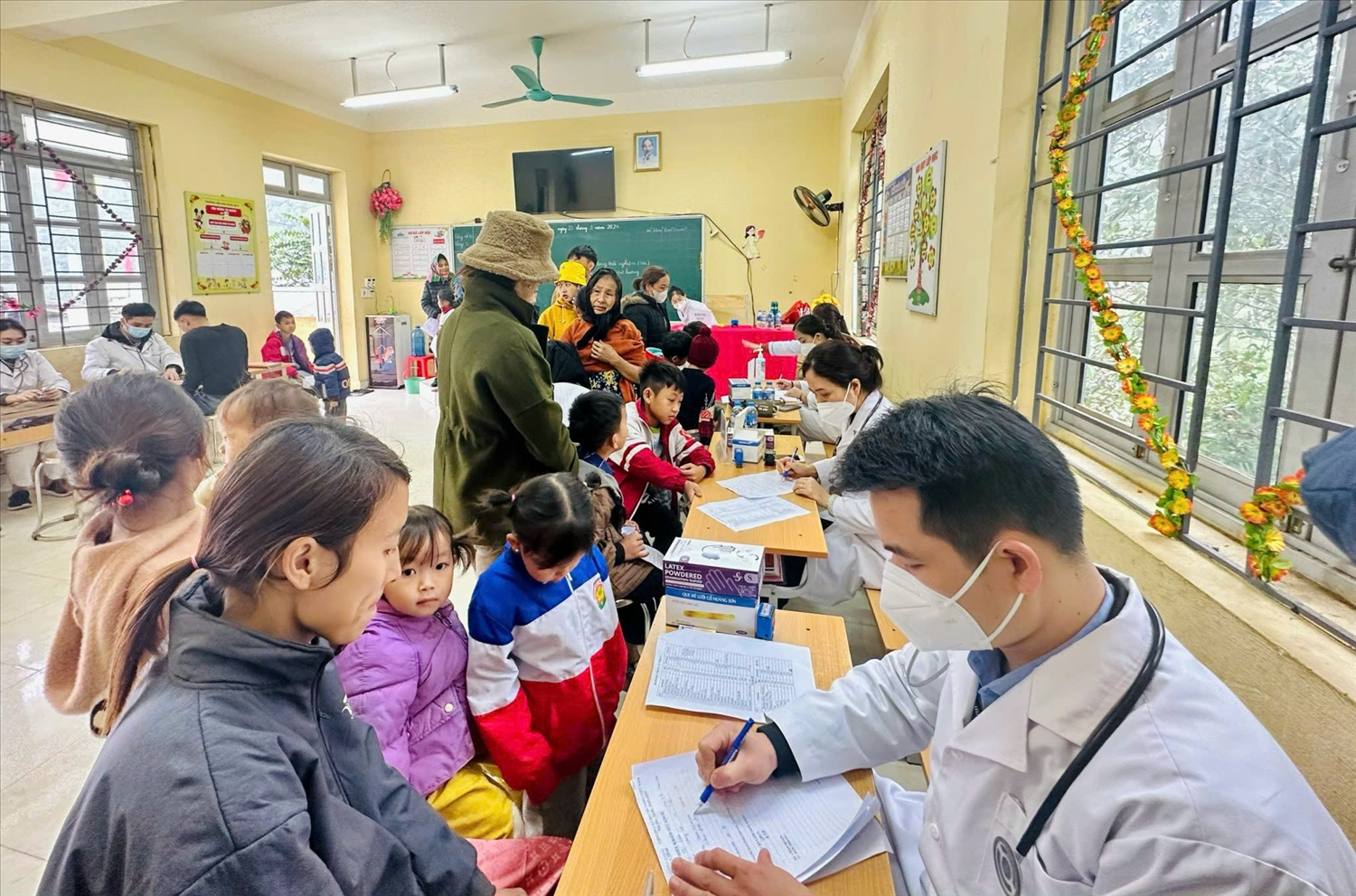 Công an Tuyên Quang dựng mái ấm cho người nghèo 8 Các y, bác sĩ Bệnh viện Công an tỉnh Tuyên Quang khám và kê đơn, cấp thuốc miễn phí cho người dân xã Kiến Thiết, huyện Yên Sơn, tỉnh Tuyên Quang