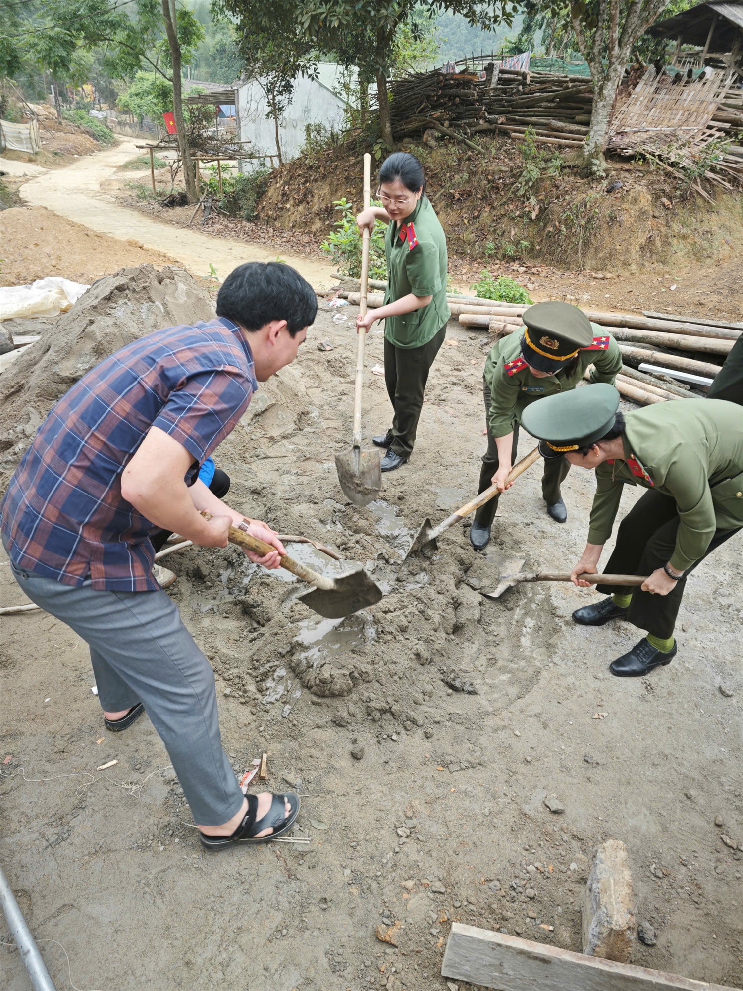 Công an Tuyên Quang dựng mái ấm cho người nghèo 7 Cán bộ, chiến sĩ Bệnh viện Công an tỉnh Tuyên Quang giúp đỡ ngày công và kinh phí xây dựng nhà mới trong Chương trình xoá nhà tạm, nhà dột nát tại xã Tri Phú, huyện Chiêm Hoá, tỉnh Tuyên Quang