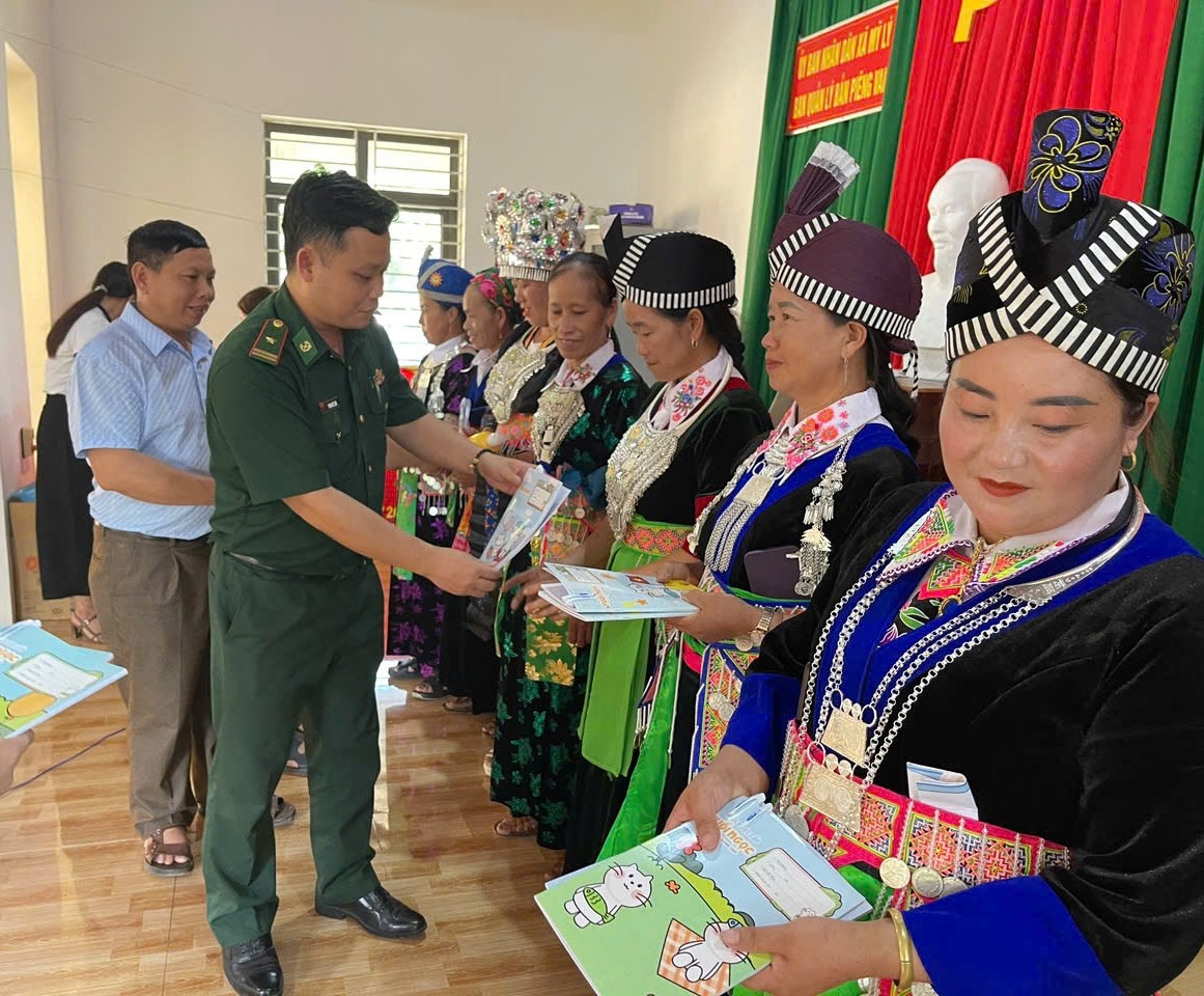 Chi huy Don Bien phong My Ly Bo doi Bien phong Nghe An va cac dai bieu tang qua cho cac hoc vien tai Le khai giang 54566