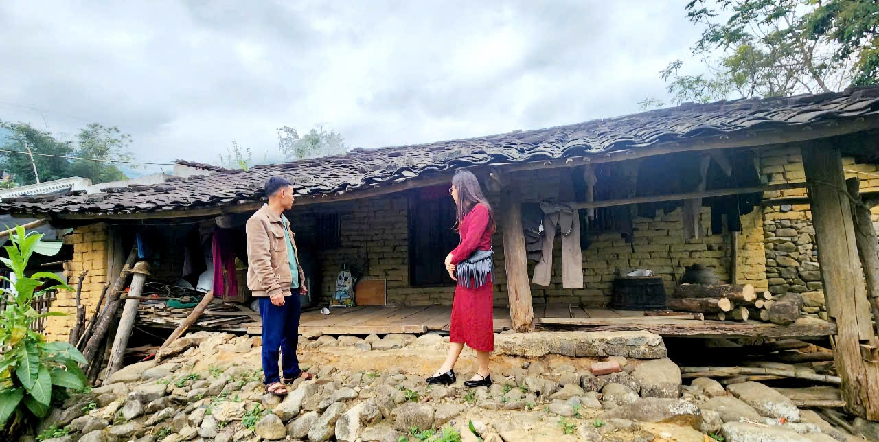 Thắp lửa văn hóa, dựng bản du lịch ở vùng đồng bào DTTS Quảng Ninh 3 Chính quyền địa phương chú trọng tư vấn việc sửa chữa nhà ở của các hộ đảm bảo không gian sống phù hợp và giữ gìn bản sắc văn hóa
