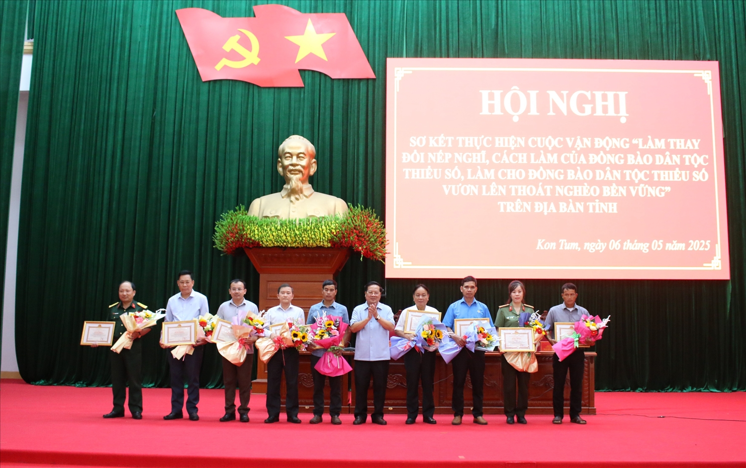 Kon Tum: 16.731 lượt hộ nghèo, hộ cận nghèo là đồng bào DTTS đã thay đổi nếp nghĩ, tự lực vươn lên thoát nghèo 6 Chủ tịch UBND tỉnh Kon Tum Lê Ngọc Tuấn tặng Bằng khen cho các tập thể có thành tích xuất sắc trong thực hiện Cuộc vận động