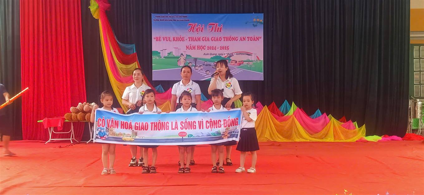 Lào Cai: Sôi nổi Hội thi “Bé vui khỏe – Cùng nhau tham gia giao thông an toàn” tại trường Mầm non Nắng Sớm 7 Cô giáo, phụ huynh cùng các bé tham gia thi. (Ảnh Trang TTĐT Huyện Bảo Thắng)