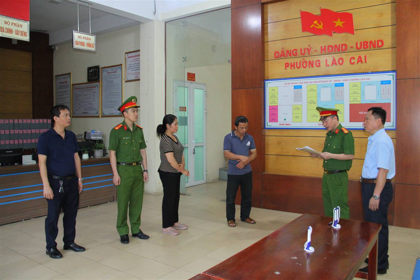 Lào Cai: Khởi tố ba đối tượng sản xuất gần 350 tấn giá đỗ chứa hóa chất độc hại 2 Cơ quan Cảnh sát điều tra đọc quyết định khởi tố bị can và lệnh cấm đi khỏi nơi cư trú đối với bị can Tạ Văn Hải và Lê Thị Thắm