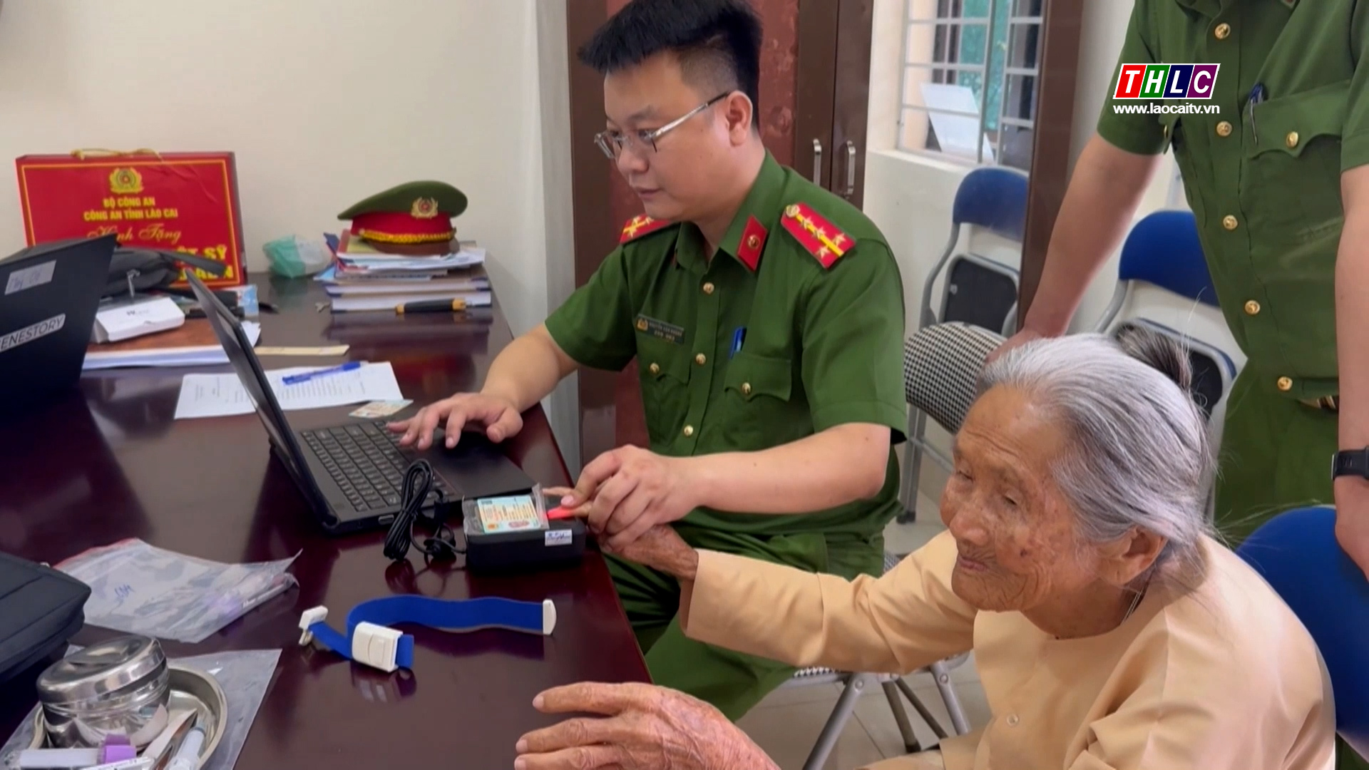 Cong an Lao Cai lay mau ADN than nhan liet si chua xac dinh duoc danh tinh