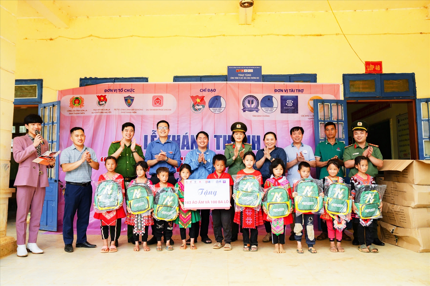 Khánh thành Trường học hạnh phúc tại xã vùng cao Sơn La 8 Công an tỉnh Sơn La tặng 163 áo ấm, 100 ba lô cho các em học sinh