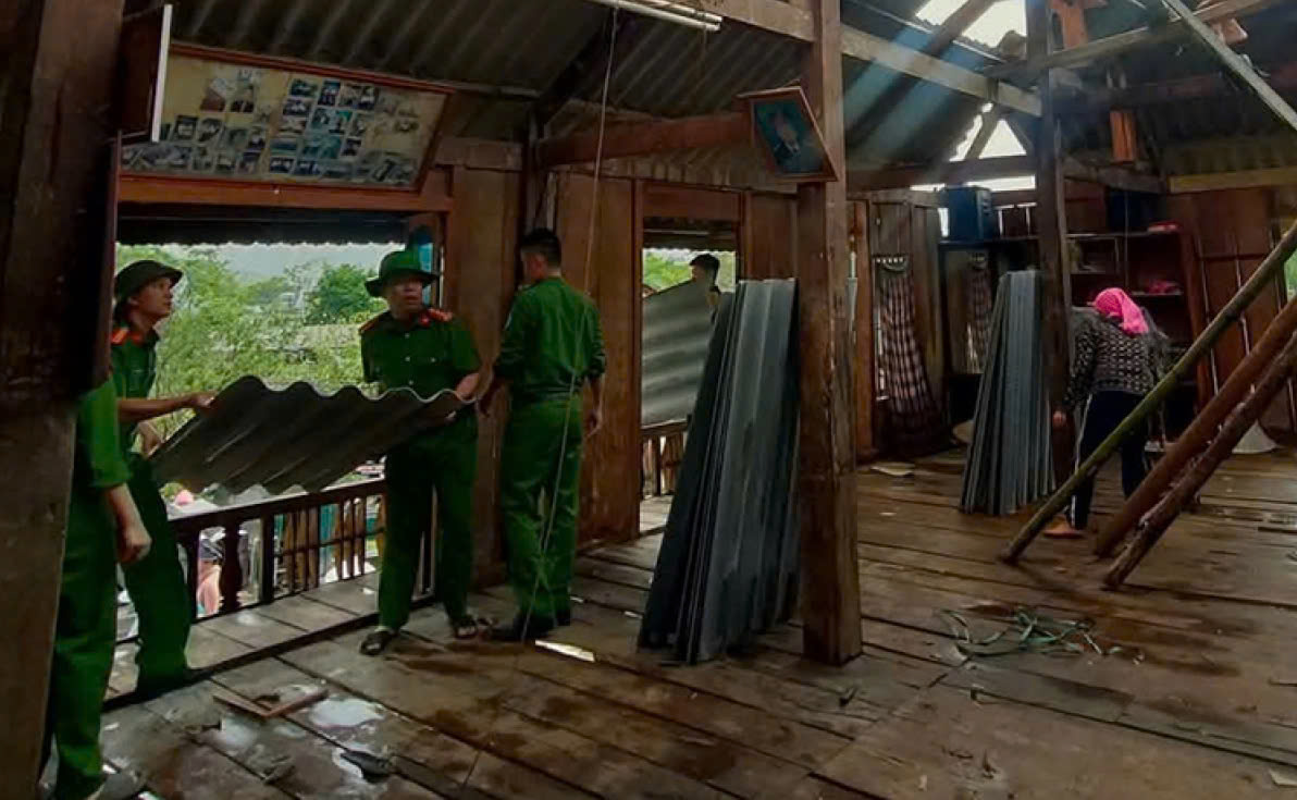 Cong an xa Phu Nham thi xa Nghia Lo ho tro nguoi dan sua lai nha sau dong loc 54667