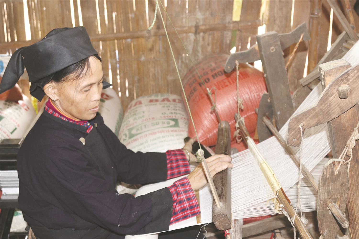 Nghề nhuộm vải chàm của người Nùng 13 Công đoạn cuối để tạo nên tấm vải là dệt. Chị em phụ nữ Nùng tranh thủ thời gian rảnh trong ngày để dệt vải