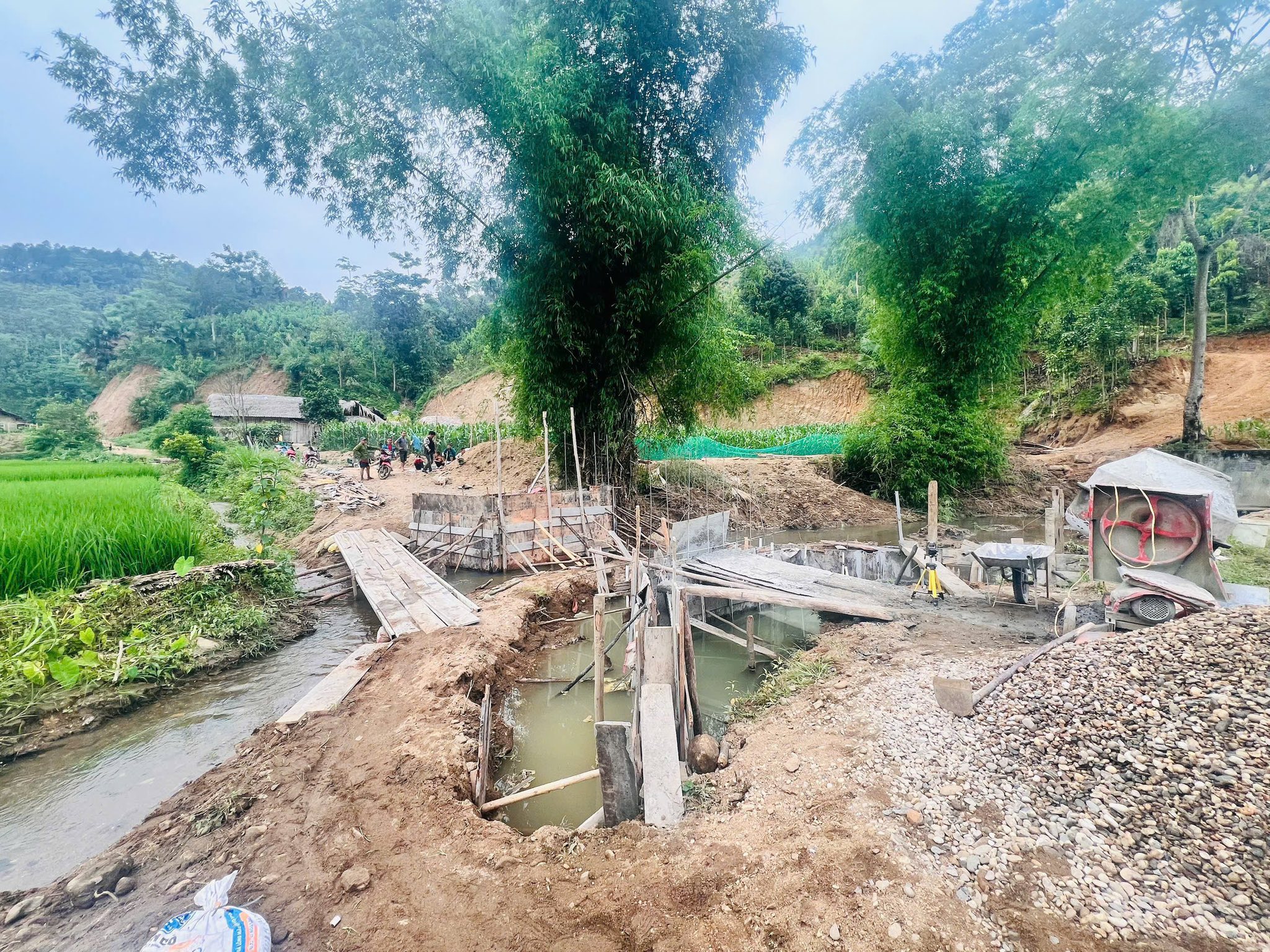 Lào Cai: Khởi công công trình Cầu Thanh niên tại bản Mai 2, xã Minh Tân 2 Công trình "Cầu Thanh niên" được thiết kế với kết cấu một nhịp, chiều dài 4m, cao 2m, rộng 3m, phục vụ nhu cầu đi lại của người dân trong bản. (Ảnh Truyền Hình Bảo Yên)