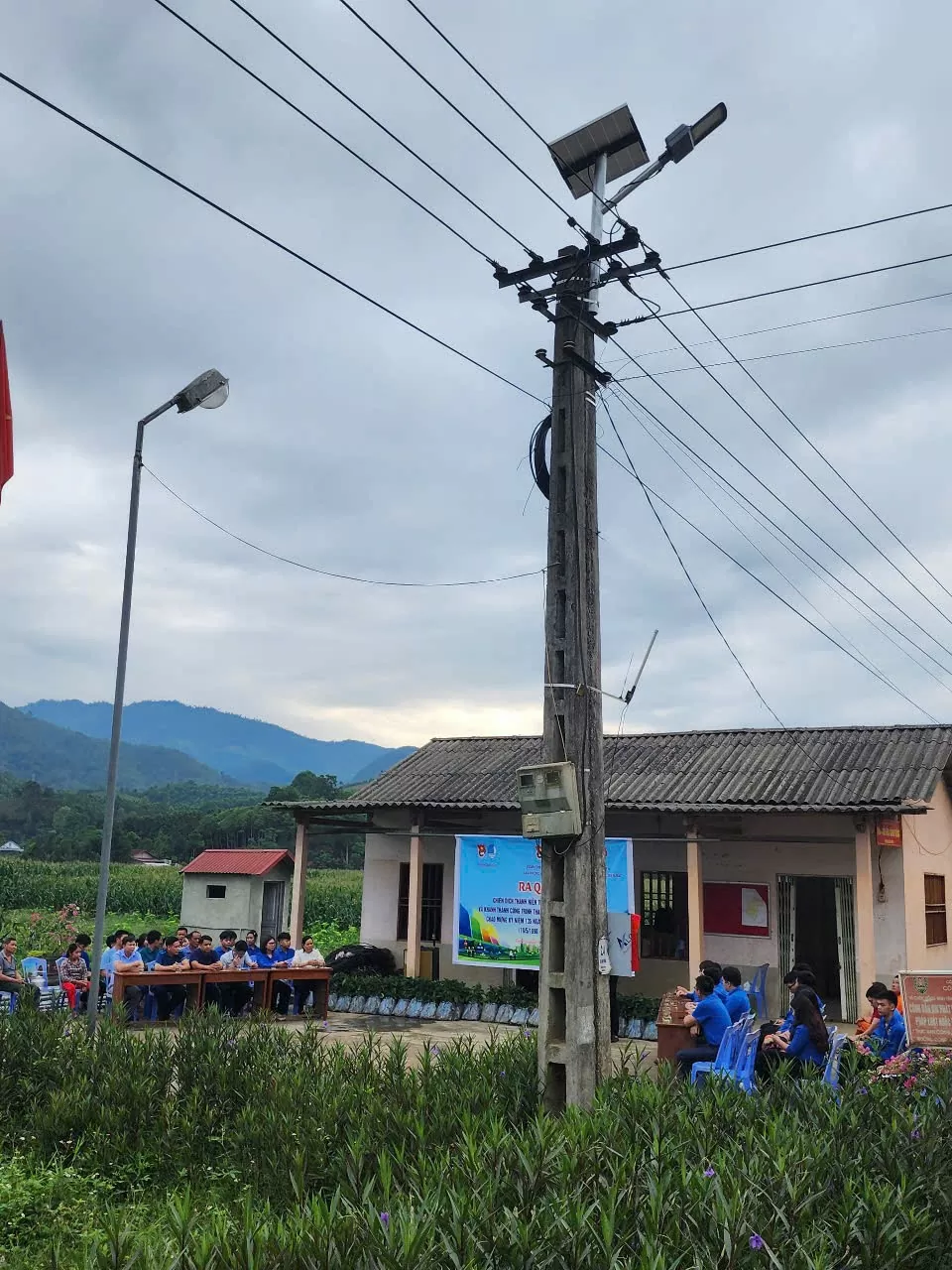 Lào Cai: Khánh thành công trình thanh niên “Thắp sáng đường quê” tại xã Việt Tiến 8 Công trình "thắp sáng đường quê" với 80 bóng đèn năng lượng mặt trời được các đơn vị hỗ trợ, lắp đặt các thôn, bản xã Việt Tiến .