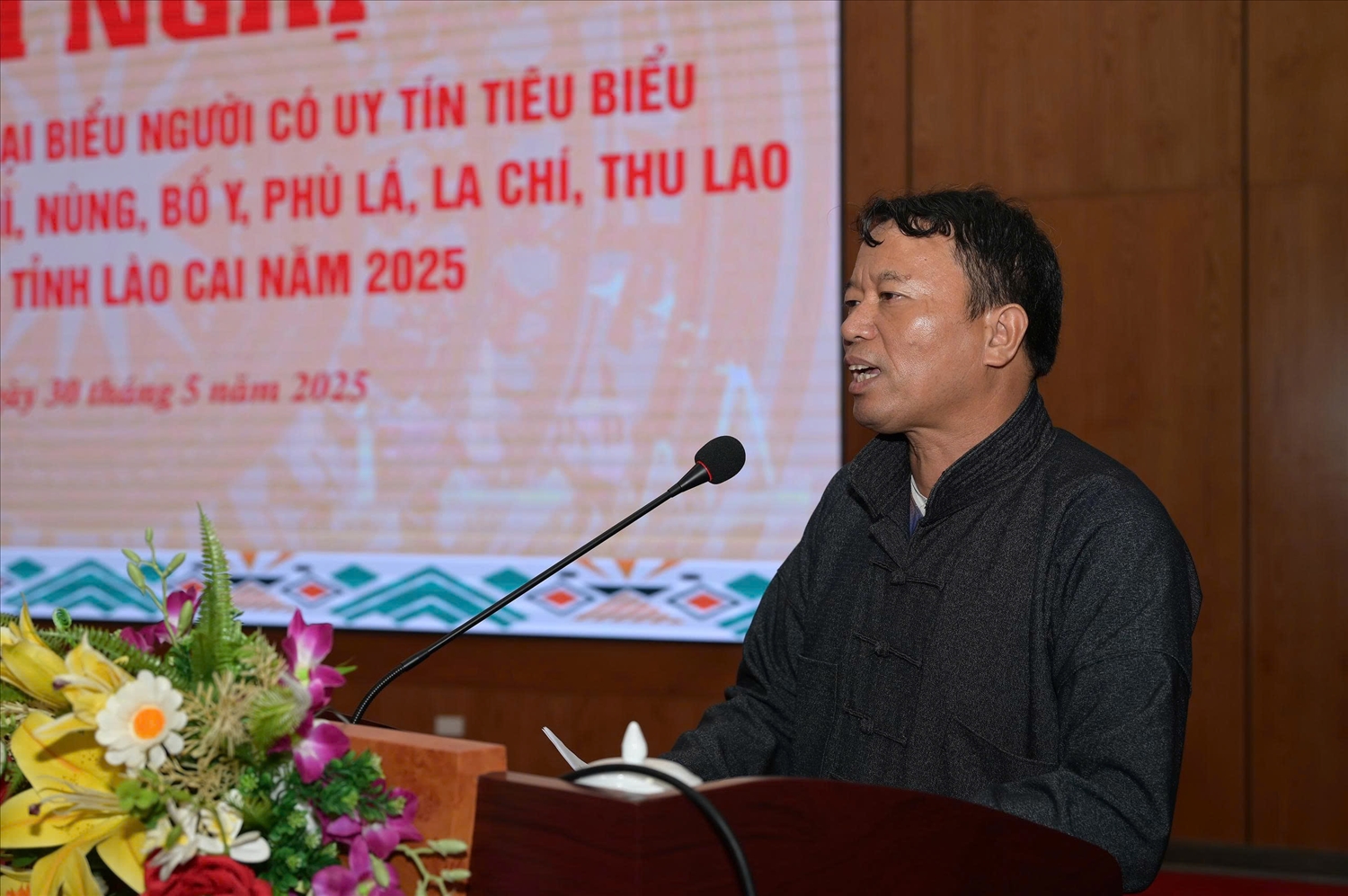 Lào Cai tiếp tục quan tâm về mọi mặt đối với đội ngũ Người có uy tín 2 Đại biểu Người có uy tín phát biểu tham luận tại Hội nghị