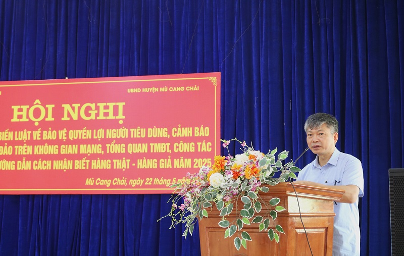 Yên Bái đẩy mạnh tuyên truyền quyền lợi người tiêu dùng trong thời đại số 2 Đại diện Chi cục Quản lý Thị trường truyền đạt về thương mại điện tử, tuyên truyền, phổ biến,..(ảnh CTTĐT tỉnh Yên Bái )