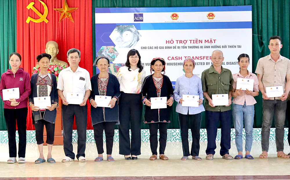 Tăng cường an sinh sau bão Yagi: Yên Bái tiếp nhận viện trợ quốc tế hỗ trợ người dân ổn định cuộc sống 9 Đại diện Ngân hàng Phát triển Châu Á (ADB) trao kinh phí hỗ trợ cho người dân xã Tân Hương, huyện Yên Bình (ảnh CTTĐT tỉnh Yên Bái )