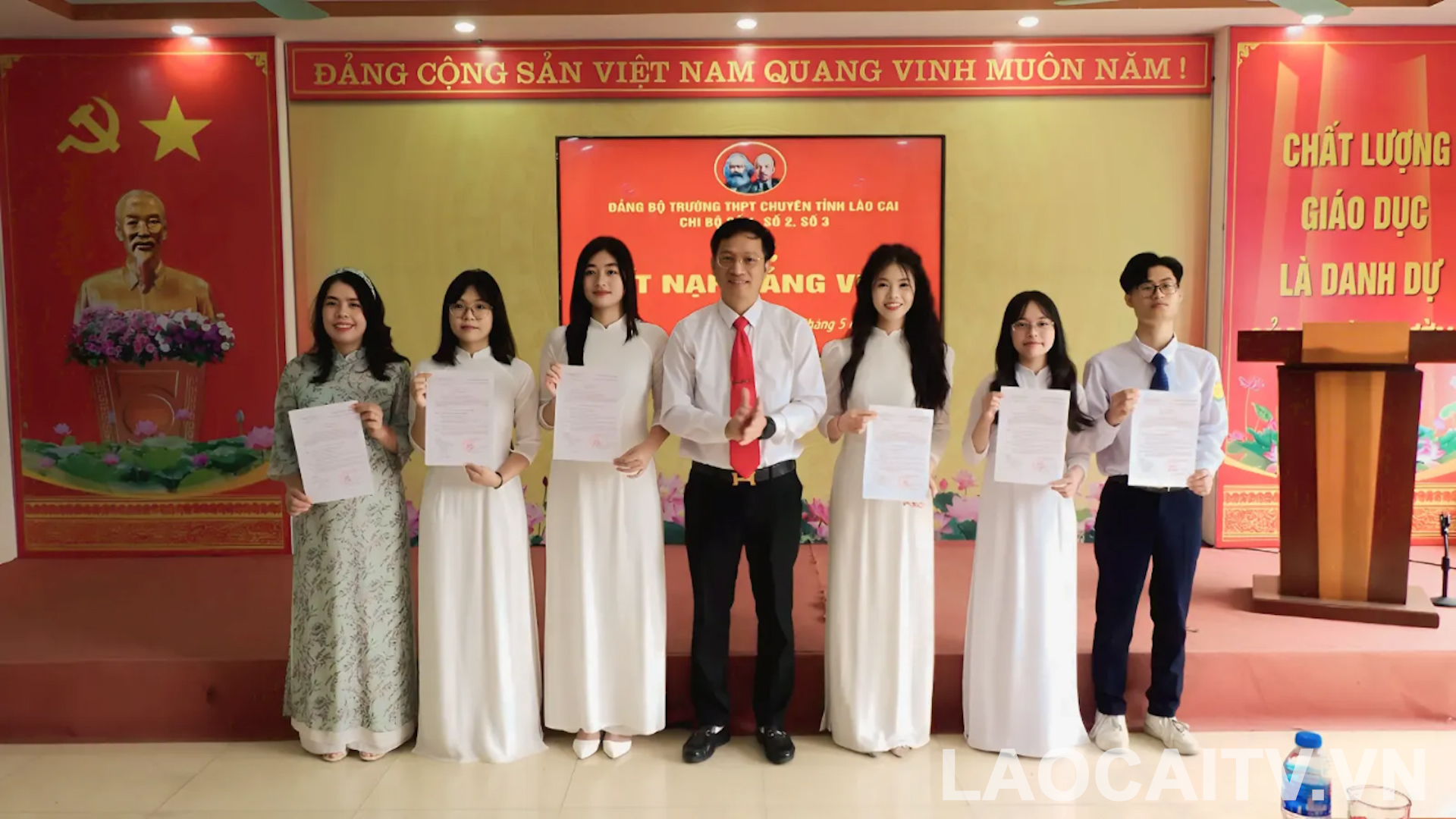 Dang bo Truong THPT Chuyen Lao Cai to chuc Le ket nap dang vien cho 6 quan chung uu tu
