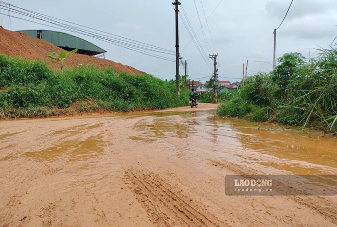 Yên Bái: Nhà máy gạch tập kết đất cao như núi, tiềm ẩn nguy cơ sạt lở trong mùa mưa 6 Đất đá từ bãi tập kết vật liệu của Công ty Cổ phần Vật liệu xây dựng Yên Bái trôi sạt ra đường khiến việc đi lại của người dân gặp nhiều khó khăn.