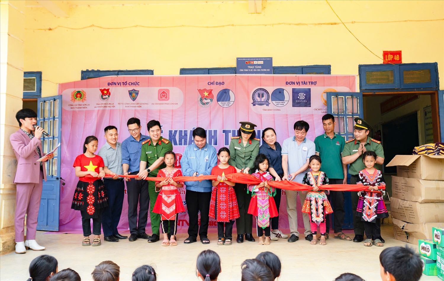 Khánh thành Trường học hạnh phúc tại xã vùng cao Sơn La 6 Đoàn công tác Công an tỉnh Sơn La và các lực lượng chức năng tổ chức cắt băng khánh thành, đưa vào sử dụng Điểm trường bản Suối Ó, xã Quang Huy, huyện Phù Yên