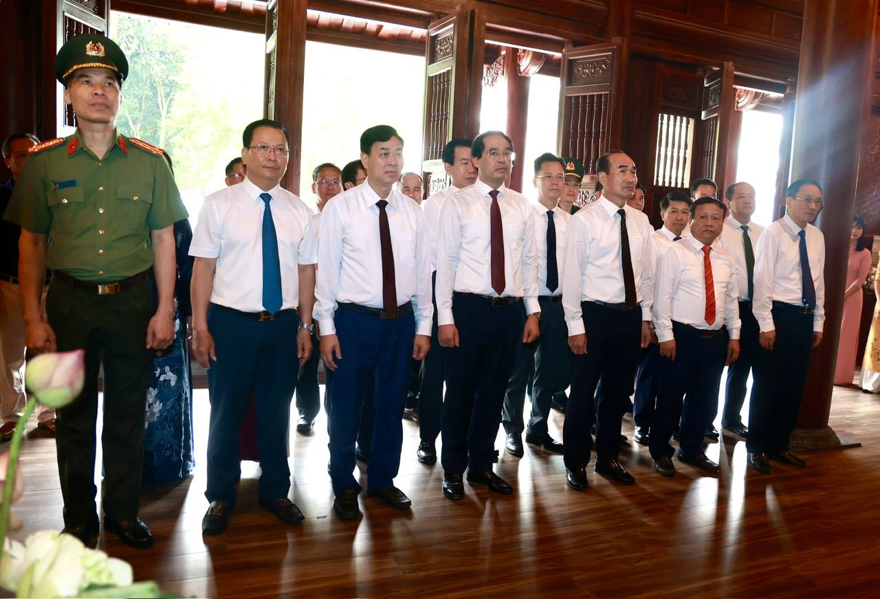 Doan thanh kinh dang huong hoa danh phut mac niem bay to long biet on sau sac doi voi cong lao to lon cua Chu tich Ho Chi Minh. 35466