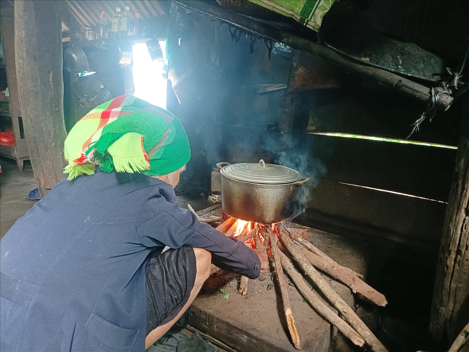 Linh thiêng Lễ cúng bếp lửa của người Mnông 5 Đối với người Mnông, bếp lửa cũng có thần linh