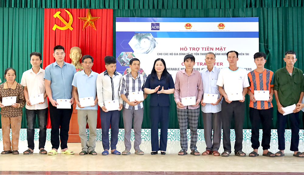 Tăng cường an sinh sau bão Yagi: Yên Bái tiếp nhận viện trợ quốc tế hỗ trợ người dân ổn định cuộc sống 8 Đồng chí Phó Chủ tịch UBND tỉnh Vũ Thị Hiền Hạnh trao kinh phí hỗ trợcho người dân xã Tân Hương, huyện Yên Bình (ảnh CTTĐT tỉnh Yên Bái )