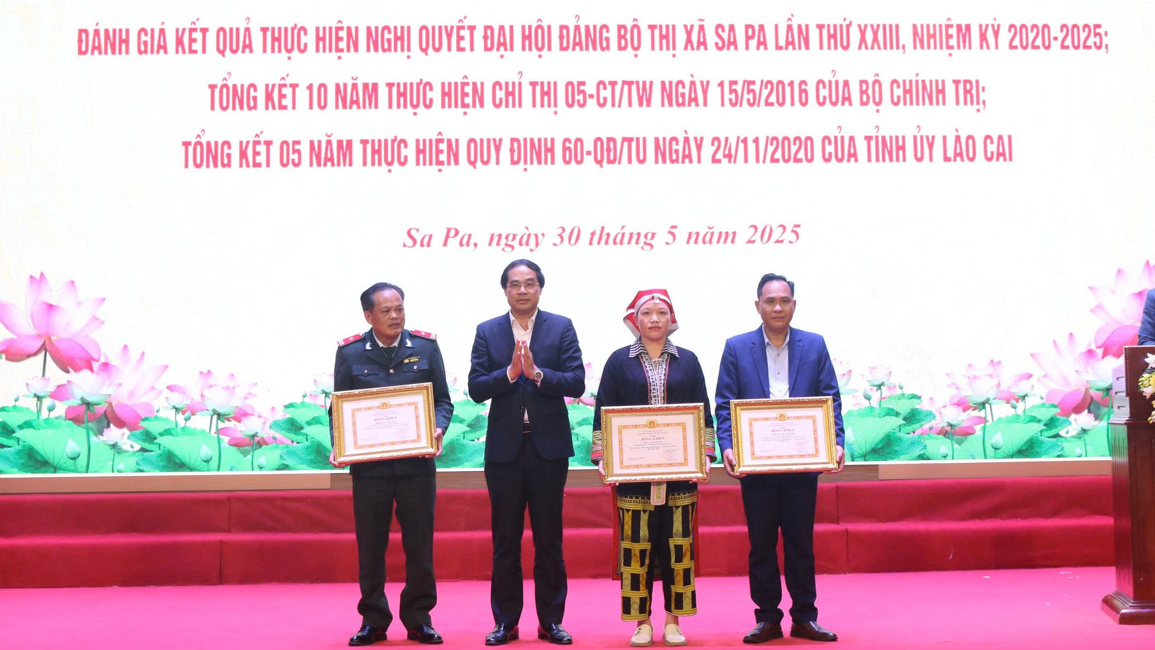 Thị xã Sa Pa tổng kết Nghị quyết Đại hội Đảng bộ lần thứ XXIII, ghi nhận nhiều thành tựu nổi bật 1 Đồng chí Trịnh Xuân Trường, Bí thư Tỉnh ủy tặng Bằng khen của Ban Thường vụ Tỉnh ủy cho các tập thể, cá nhân có thành tích xuất sắc. (Ảnh THLC)