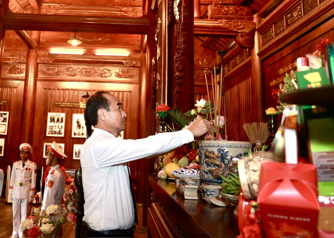 Lào Cai long trọng tổ chức lễ dâng hương tưởng niệm 135 năm ngày sinh Chủ tịch Hồ Chí Minh 3 Đồng chí Vũ Xuân Cường, Phó Bí thư Thường trực Tỉnh ủy, dâng hương tưởng niệm Chủ tịch Hồ Chí Minh. (Ảnh Cổng TTĐT Tỉnh Lào Cai)