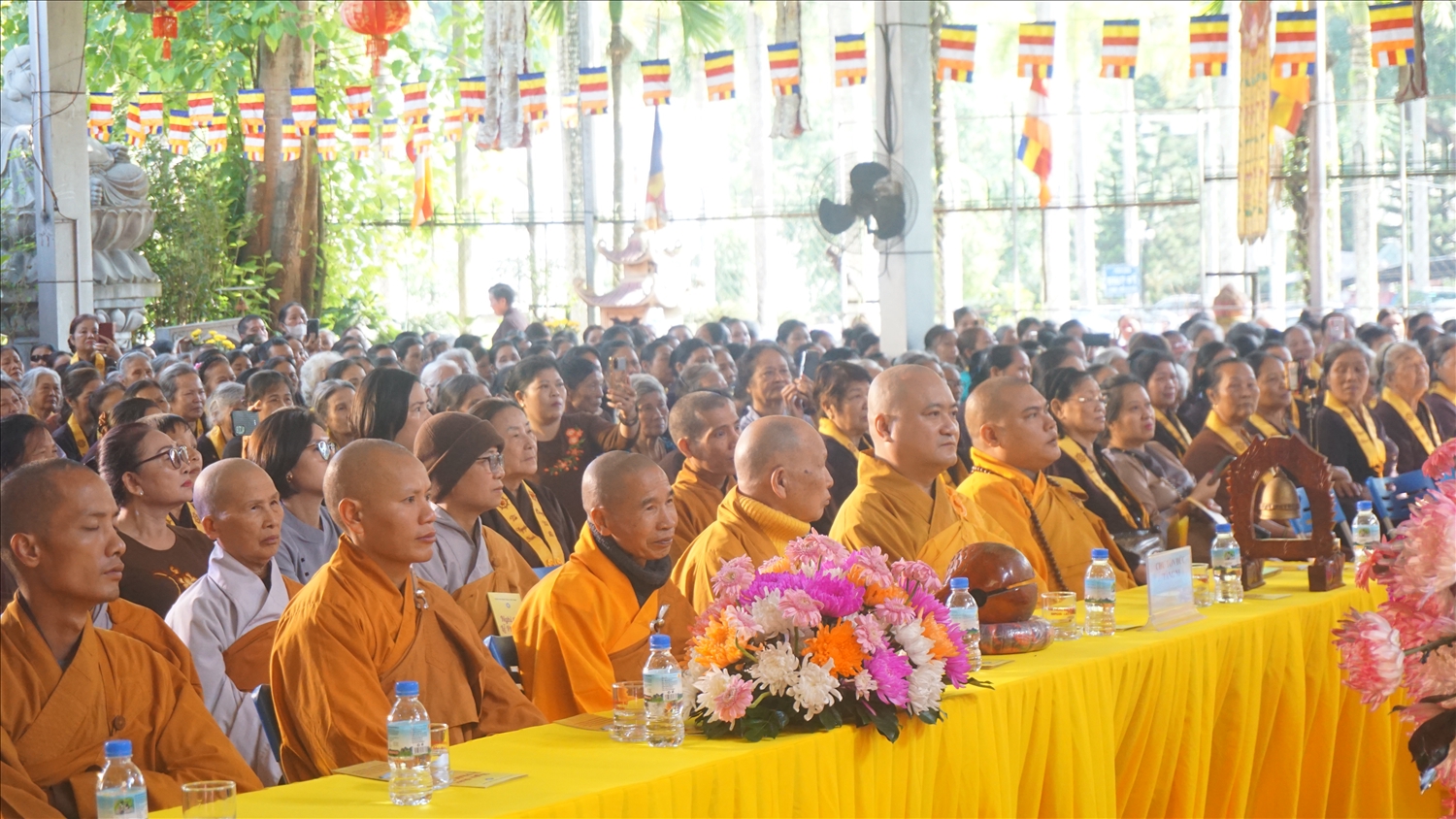 Lào Cai tổ chức Lễ Phật đản 2025 9 Đông đảo Tăng ni, phật tử đã tới tham dự buổi lễ