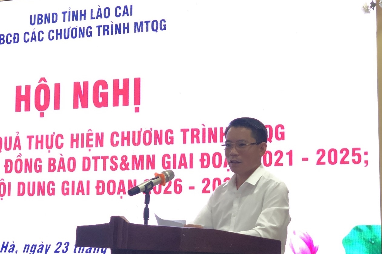 Triển khai Chương trình MTQG 1719 ở Lào Cai, nhiều chỉ số đạt mục tiêu đề ra 2 Giám đốc Sở Dân tộc và Tôn giáo Lào Cai Nguyễn Xuân Nhẫn phát biểu tại Hội nghị