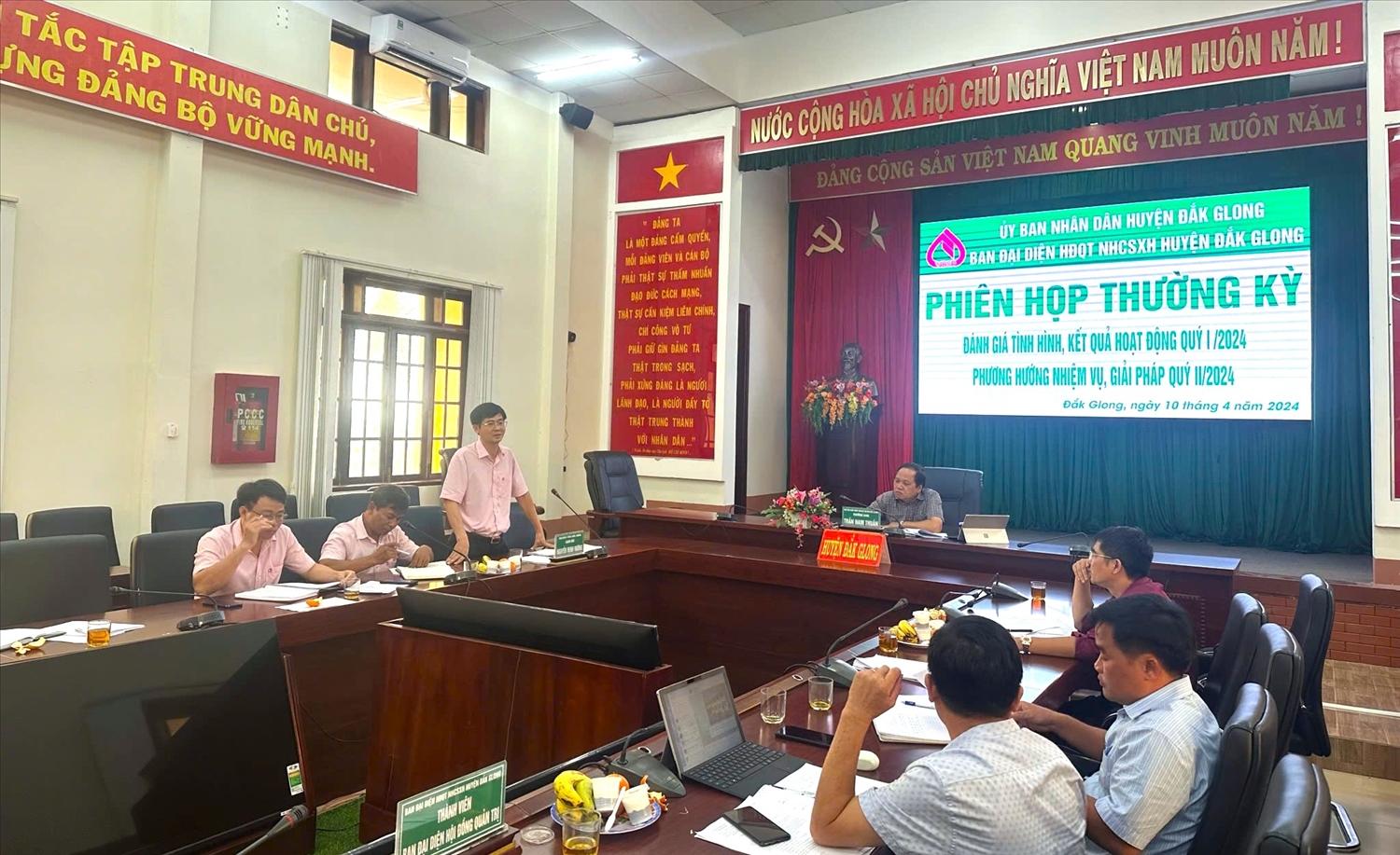 Giam doc chi nhanh NHCSXH tinh Dak Nong Nguyen Minh Huong phat bieu tai phien hop thuong ky danh gia tinh hinh 5666