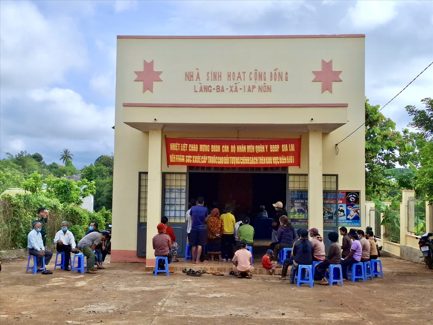 Gia Lai: Khám bệnh, cấp thuốc miễn phí cho người dân vùng biên giới 3 Hàng trăm người dân vùng biên giới tỉnh Gia Lai được chăm sóc sức khỏe, nâng cao ý thức phòng chống bệnh
