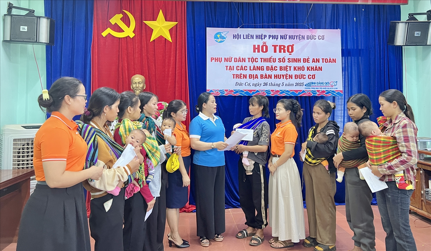 Hội LHPN Đức Cơ (Gia Lai) trao kinh phí hỗ trợ cho 59 phụ nữ DTTS sinh đẻ an toàn 3 Hội LHPN huyện Đức Cơ (tỉnh Gia Lai) tuyên truyền kiến thức chăm sóc sức khỏe bà mẹ trẻ em cho phụ nữ người DTTS được nhận gói hỗ trợ sinh đẻ an toàn