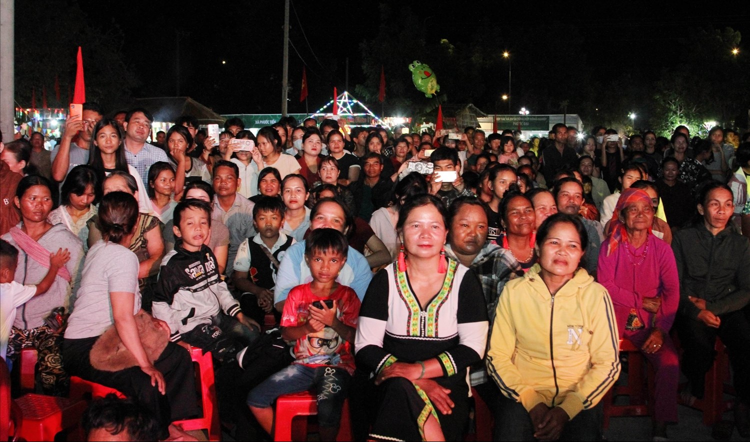 Hội thi văn hóa Raglay và văn nghệ dân gian tại Ninh Thuận 8 Hội thi thu hút đông đảo cán bộ, nhân dân huyện Bác Ái đến xem nhiệt liệt tán thưởng.