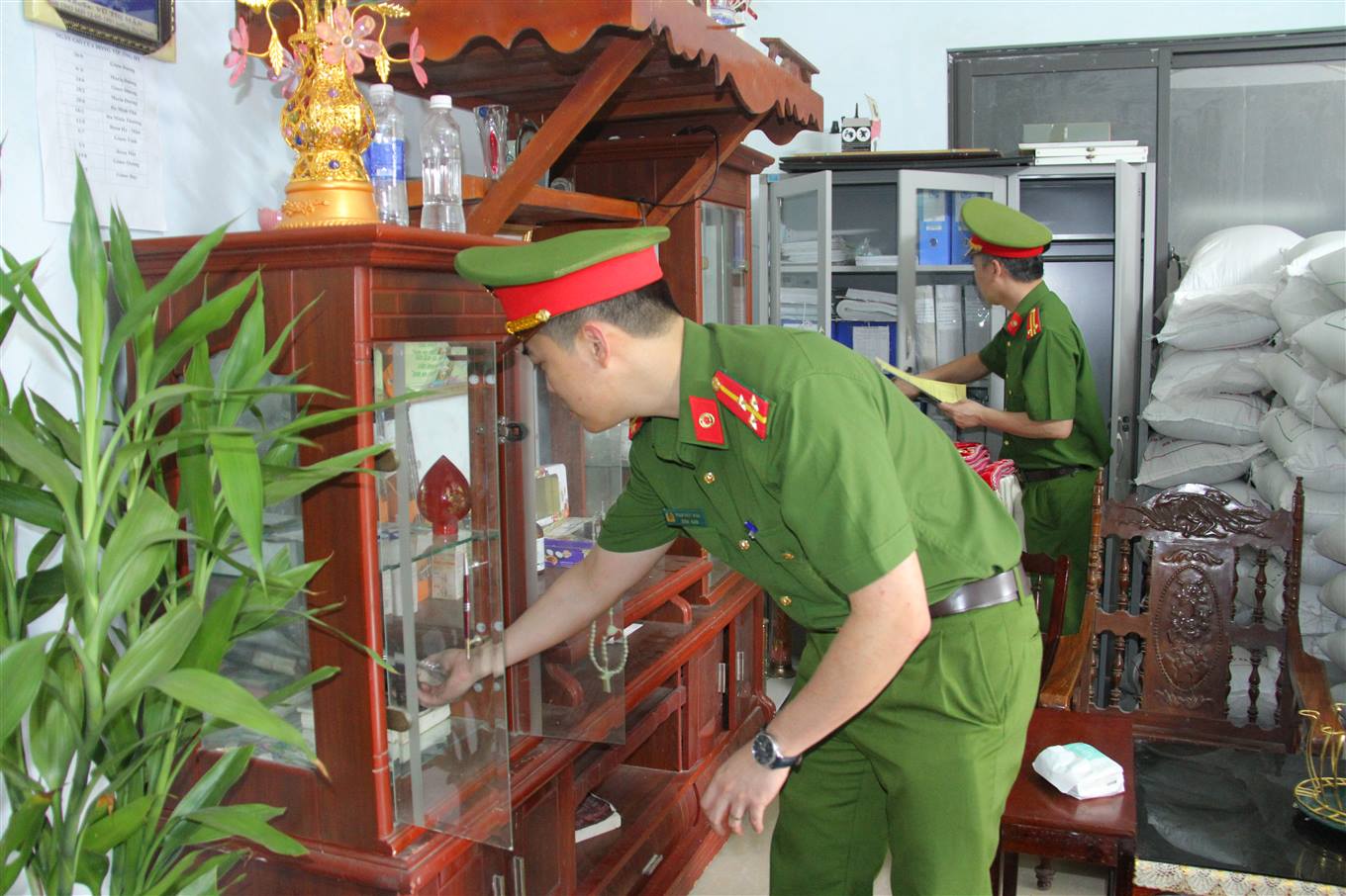 Lào Cai: Khởi tố ba đối tượng sản xuất gần 350 tấn giá đỗ chứa hóa chất độc hại 3 Khám nhà đối tượng Tạ Văn Hải và Lê Thị Thắm