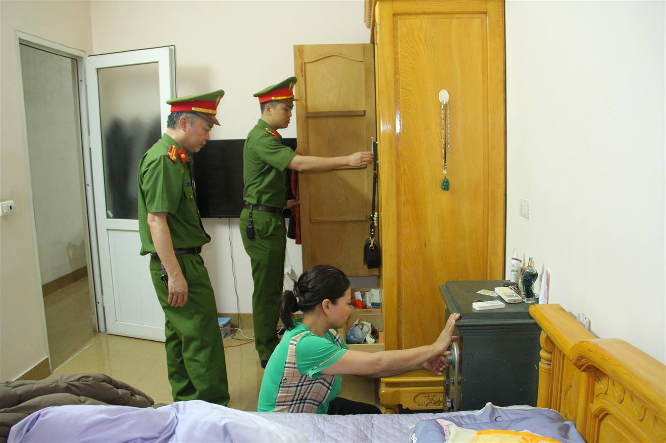 Lào Cai: Khởi tố ba đối tượng sản xuất gần 350 tấn giá đỗ chứa hóa chất độc hại 4 Khám nhà đối tượng Trần Thị Toan