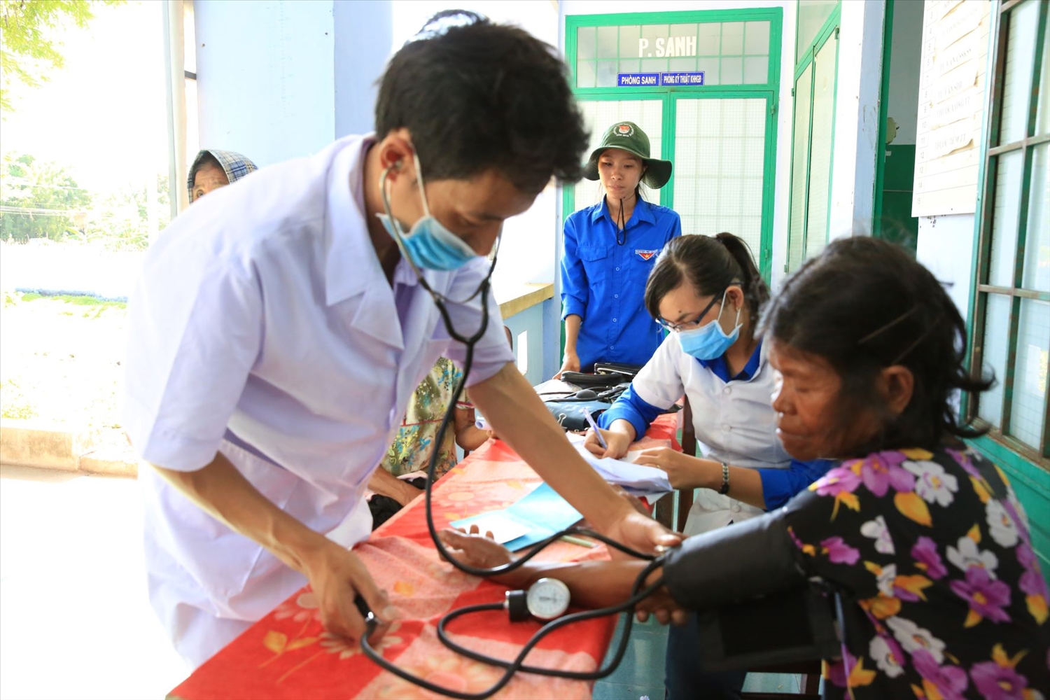 Khan truong trien khai phuong an phong chong dich benh sot xuat huyet lan rong keo dai. Anh minh hoa 4566