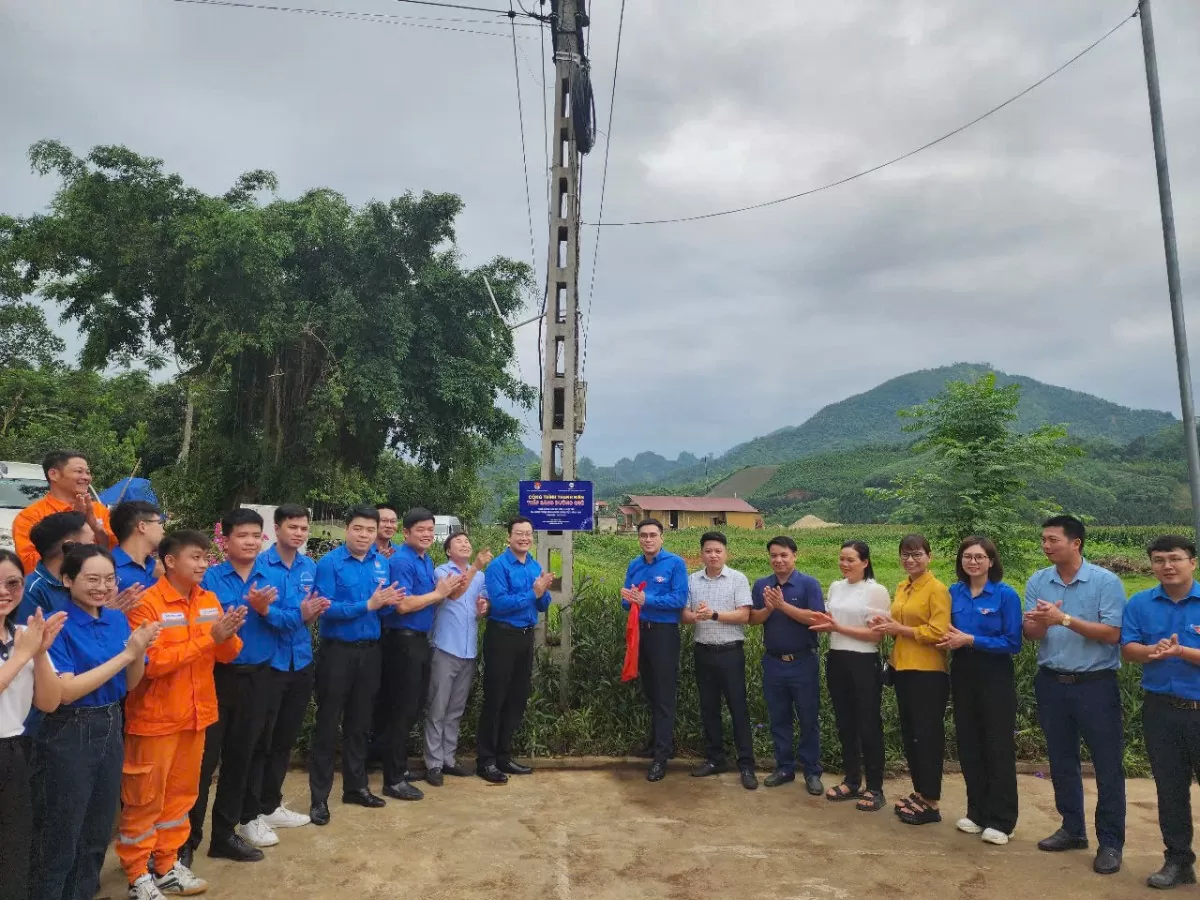 Lào Cai: Khánh thành công trình thanh niên “Thắp sáng đường quê” tại xã Việt Tiến 7 Khánh thành công trình thanh niên "Thắp sáng đường quê" tại bản Hàm Rồng, xã Việt Tiến, huyện Bảo Yên, Lào Cai.