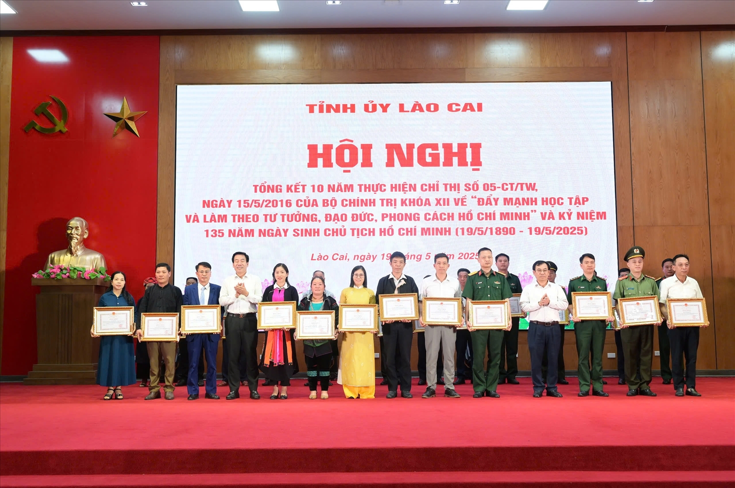 Lào Cai tiếp tục triển khai, quán triệt thực hiện nghiêm túc, đầy đủ nội dung Chỉ thị số 05 của Bộ Chính trị 2 Khen thưởng các tập thể, cá nhân có thành tích xuất sắc trong thực hiện Chỉ thị 05 của Bộ Chính trị