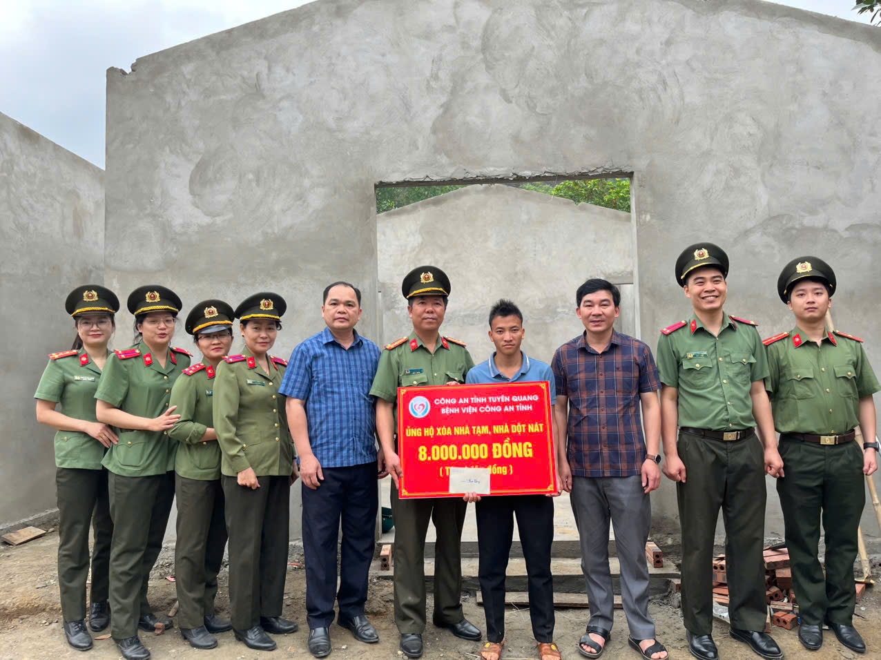 Lanh dao Benh vien Cong an tinh Tuyen Quang trao tang tien ung ho giup lam nha cho gia dinh 3 anh em ho Duong tai xa Hung Loi 5466