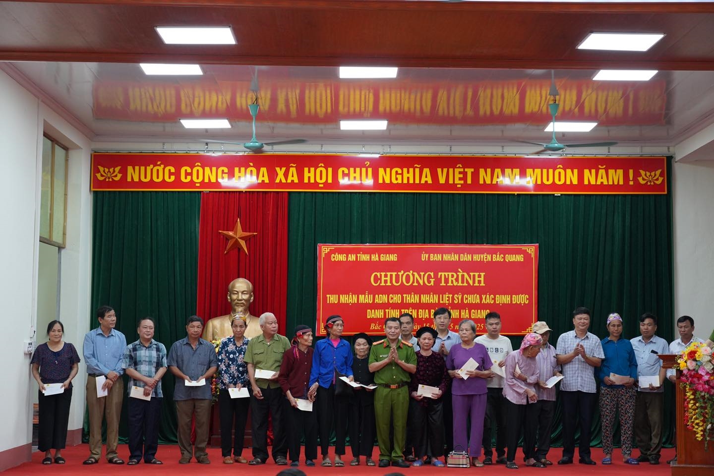 Hà Giang: Triển khai thu nhận mẫu ADN cho thân nhân liệt sĩ chưa xác định được danh tính 1 Lãnh đạo Công an tỉnh Hà Giang và Lãnh đạo huyện Bắc Quang trao quà cho thân nhân liệt sĩ